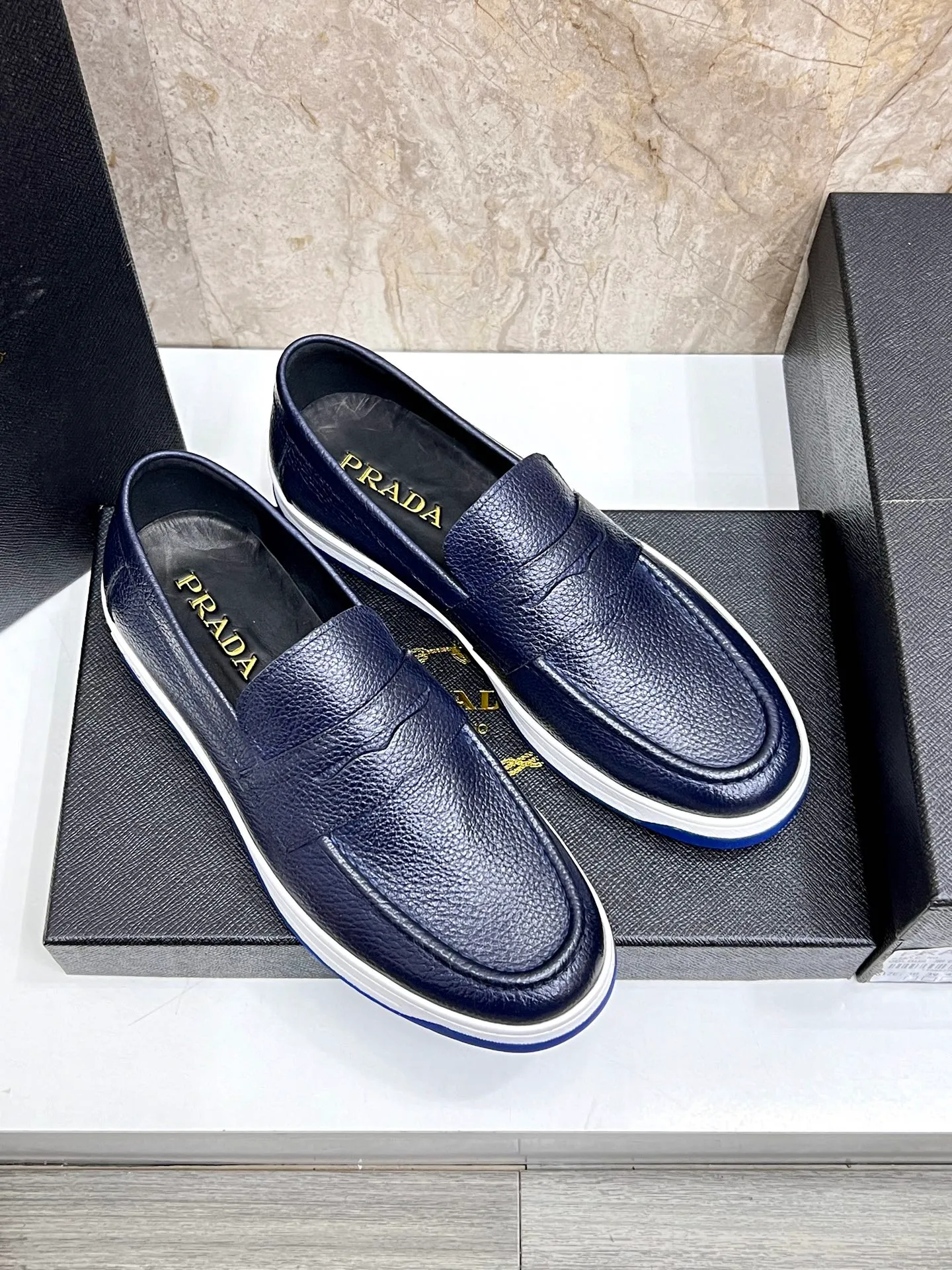 💰620 Prada classic men’s lace-up casual shoes｜Imported cowhide upper｜Layered stitching design on the upper Lightweight and breathable｜Soft and comfortable｜PRADA letters on the side｜Distinctive sporty style Showing the brand style｜Lightweight embossed rubber sole｜With cowhide foot pad lining｜Excellent foot feel Fashionable and elegant｜Size: 38-44 (customized at 45)